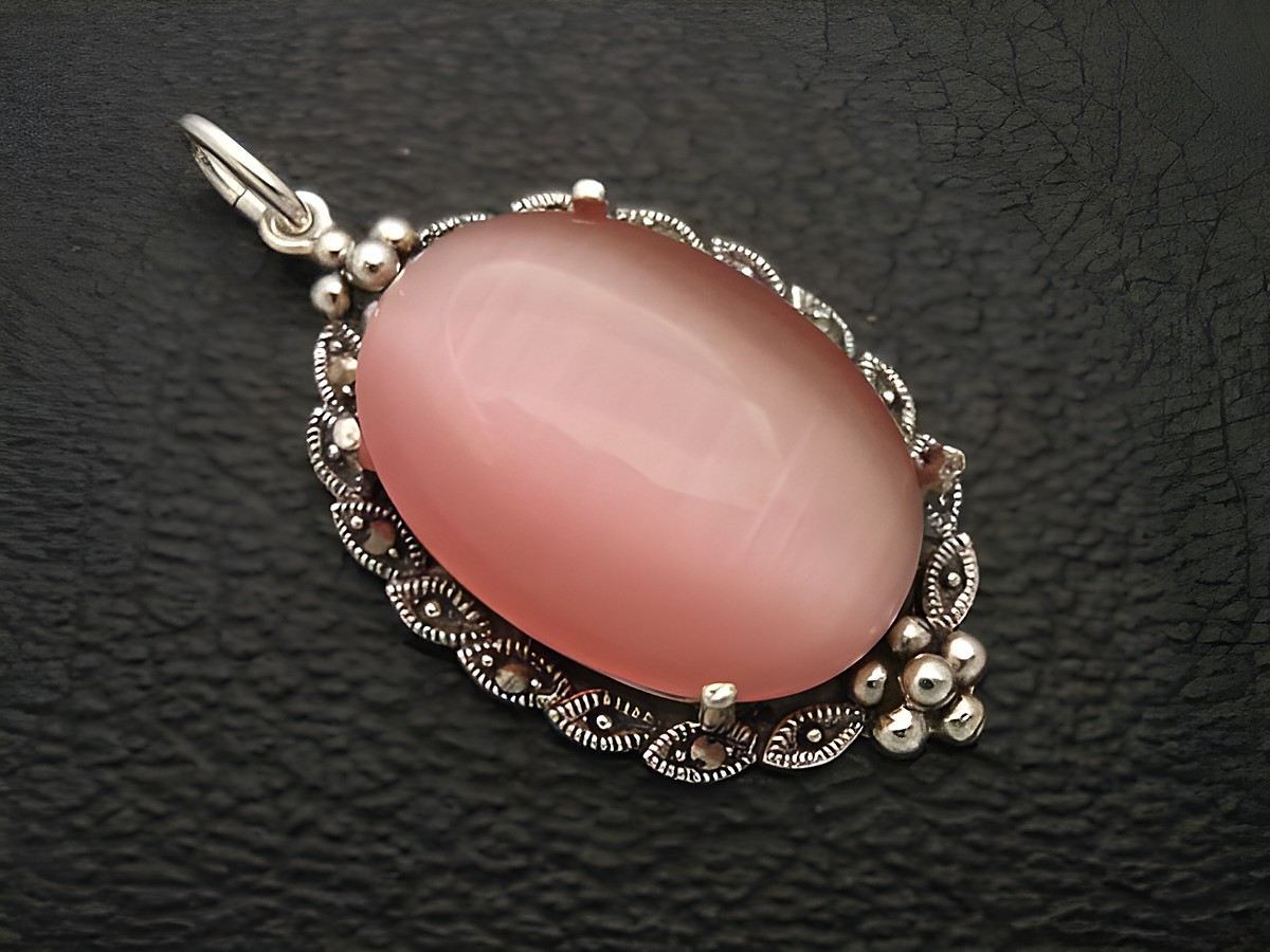 Cabochon Katzenauge pink in Silber Medaillon Anhänger von Juwelier Harnisch, mit elegantem Design und filigranen Details, ideal für ausgefallene Schmuckliebhaber.