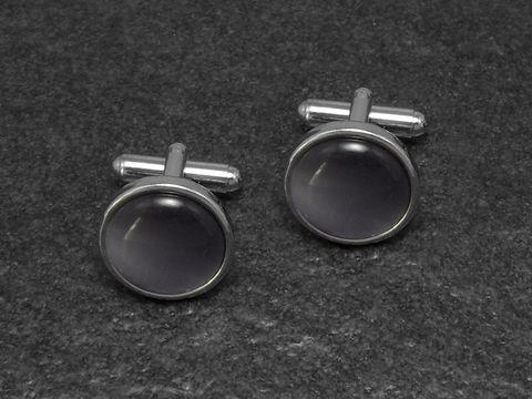 Manschettenknöpfe in Lila mit einem Durchmesser von 16,5 mm, silberfarbenes Design, hergestellt von Juwelier Harnisch, ideal für elegante Herrenmode.