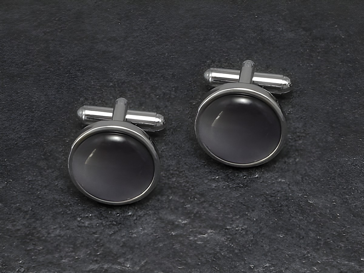 Manschettenknöpfe in Lila mit einem Durchmesser von 16,5 mm, silberfarbenes Design, hergestellt von Juwelier Harnisch, ideal für elegante Herrenmode.