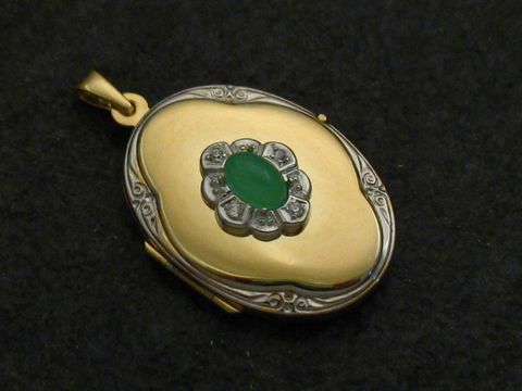 Chrysopras Grün Medaillon Cabochon Gold 585 bicolor mit Brillanten, elegant verarbeitet vom Juwelier Harnisch, in Gelbgold 585, zeitloses Schmuckstück.