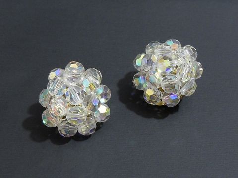 Strass Ohrclips blumig in Weiß-Schimmer mit goldfarbener Befestigung, hergestellt von Juwelier Harnisch, elegantes Design für stilvolle Akzente.