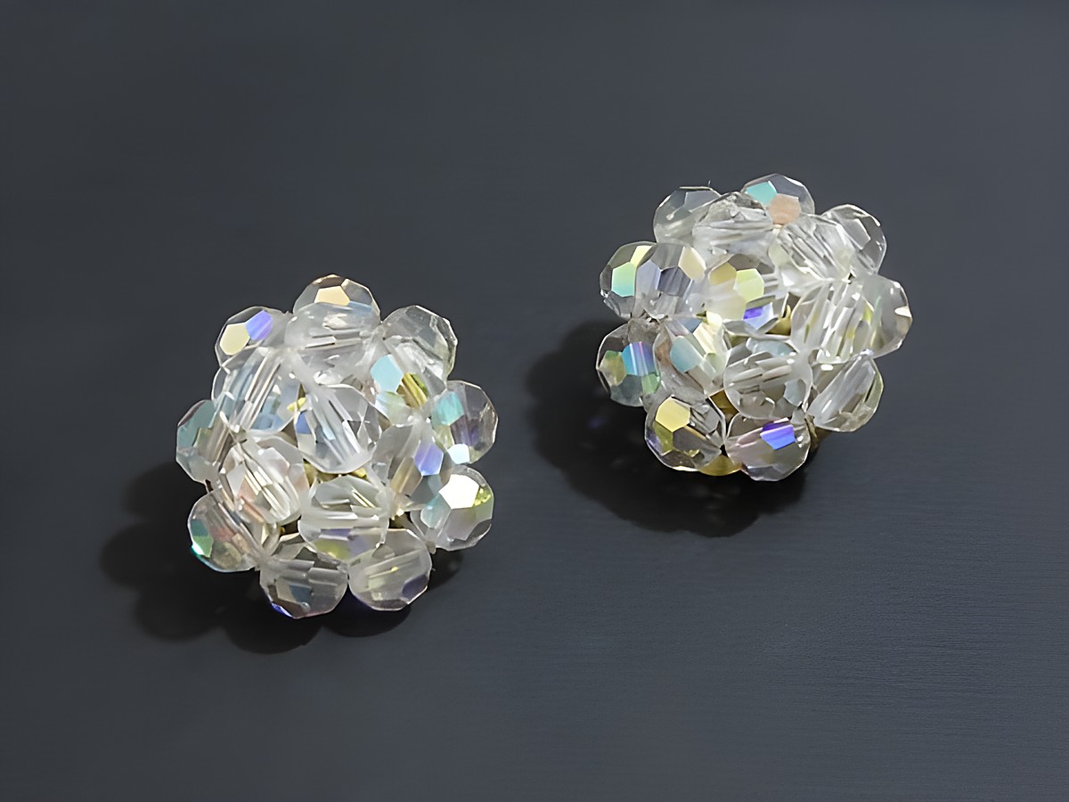 Strass Ohrclips blumig in Weiß-Schimmer mit goldfarbener Befestigung, hergestellt von Juwelier Harnisch, elegantes Design für stilvolle Akzente.