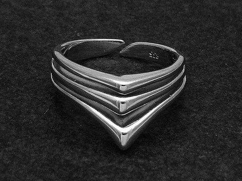 Silberring mit drei leicht versetzten, v-förmigen Elementen, rhodiniert, wenig verstellbar, Hersteller Juwelier Harnisch, ohne Stein, elegant und modern im Design.