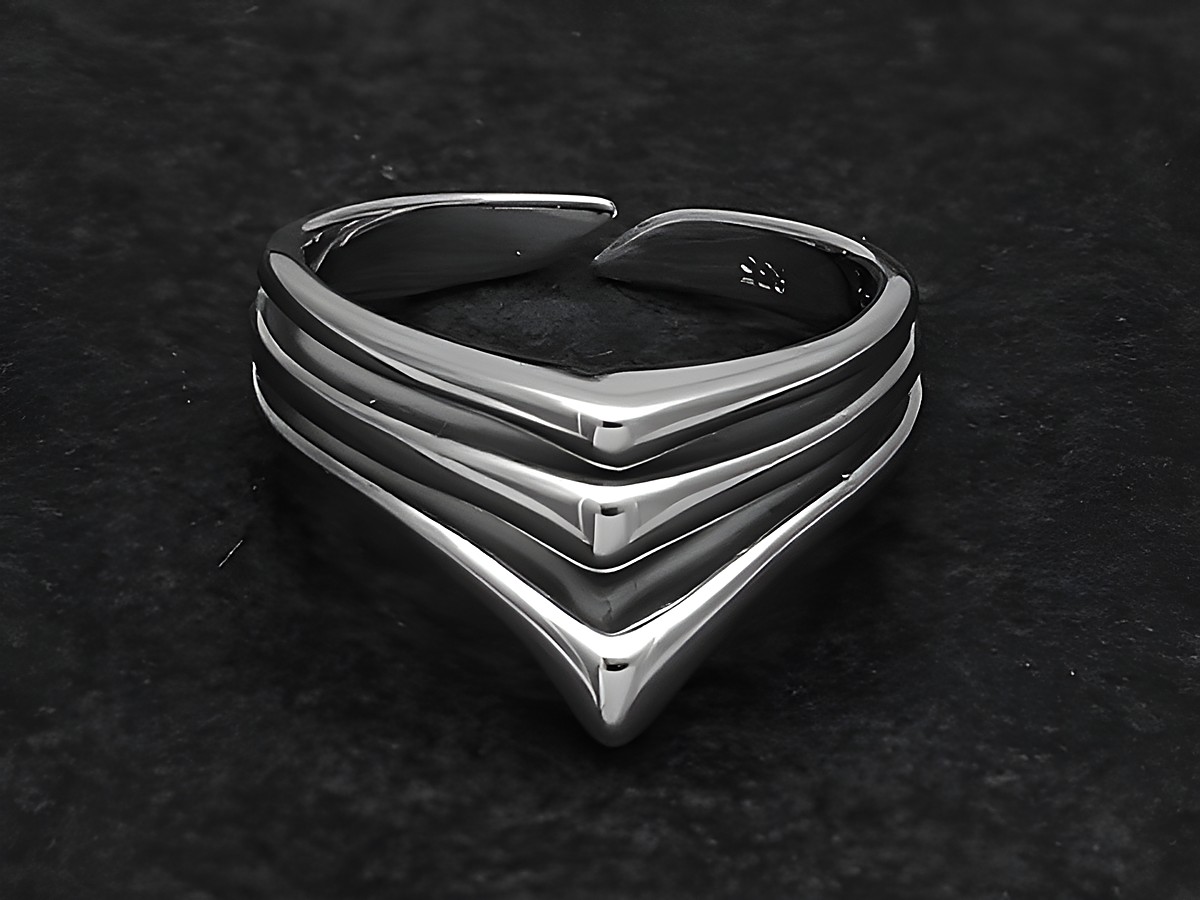 Silberring mit drei leicht versetzten, v-förmigen Elementen, rhodiniert, wenig verstellbar, Hersteller Juwelier Harnisch, ohne Stein, elegant und modern im Design.