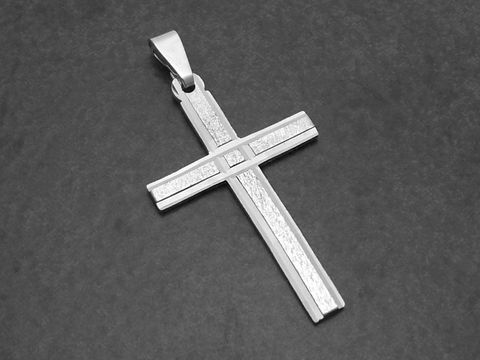 Silber Kreuz Anhänger mit schlichtem Design, inspiriert von der Gothic Ästhetik, hergestellt von Juwelier Harnisch, symbolisiert den Glauben der Papst Kirche.