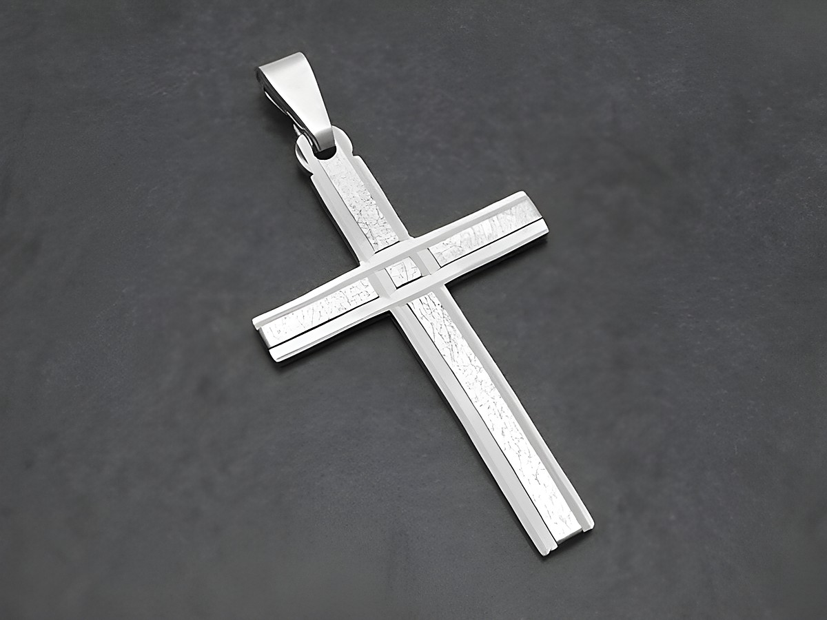 Silber Kreuz Anhänger mit schlichtem Design, inspiriert von der Gothic Ästhetik, hergestellt von Juwelier Harnisch, symbolisiert den Glauben der Papst Kirche.