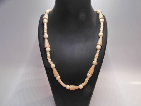 Holzkette Multiform 35 mm naturbraun 60 cm Holz Schmuck des Herstellers Juwelier Harnisch zeigt eine stilvolle Kette mit verschiedenen Holzperlen in naturbraun.