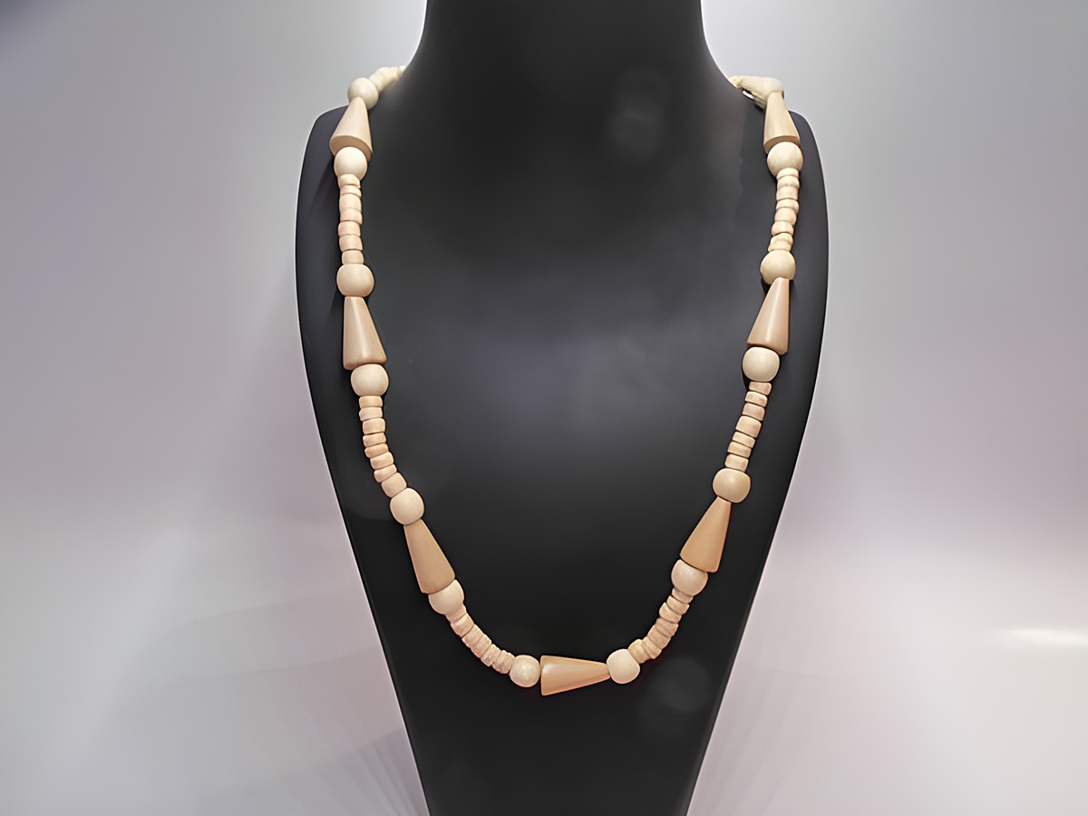 Holzkette Multiform 35 mm naturbraun 60 cm Holz Schmuck des Herstellers Juwelier Harnisch zeigt eine stilvolle Kette mit verschiedenen Holzperlen in naturbraun.
