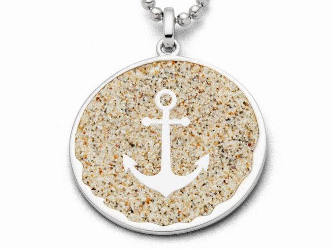 Sterling Silber Anhänger mit einem Motiv in Form eines Ankers auf Strandsand. Der rund geformte Anhänger verbindet elegantes Design mit maritimem Flair. Ideal für Schmuckliebhaber.