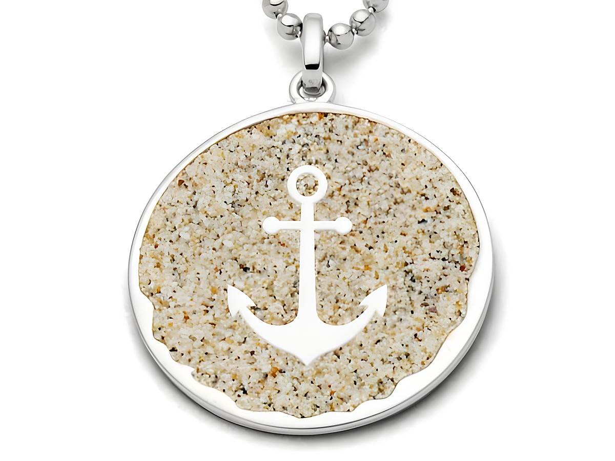 Sterling Silber Anhänger mit einem Motiv in Form eines Ankers auf Strandsand. Der rund geformte Anhänger verbindet elegantes Design mit maritimem Flair. Ideal für Schmuckliebhaber.