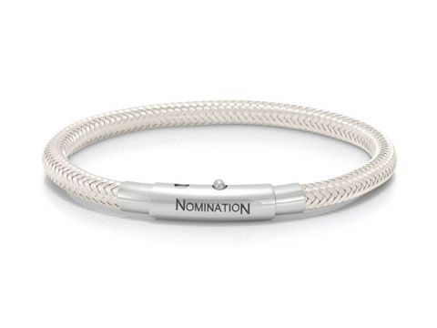 Silbernes unisex Armband aus der You-Cool Collection von Nomination, flexibel gewebt und mit einem Verschluss mit dem Schriftzug Nomination, geeignet für Handgelenke bis 20,5 cm.