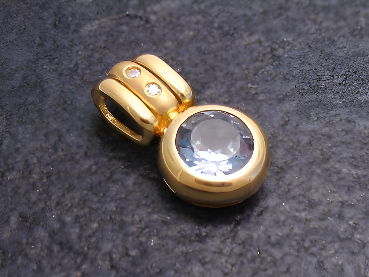 Gold Anhänger mit diamant und synthetischem Erimit, Gold 585, Hersteller Juwelier Harnisch, mit funkelnden Diamanten und brillanten Akzenten, elegantes Schmuckstück für besondere Anlässe.