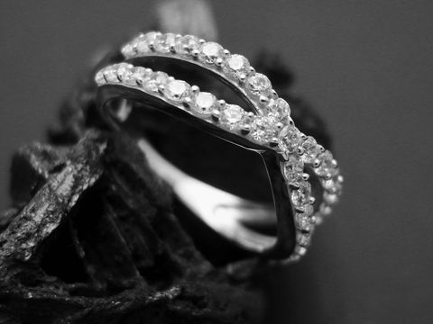 Silberring PAVÈ mit weißen Zirkonia, aus rhodiniertem Sterling Silber, Größe 52, Hersteller Juwelier Harnisch, elegant und funkelnd in geschwungenem Design.