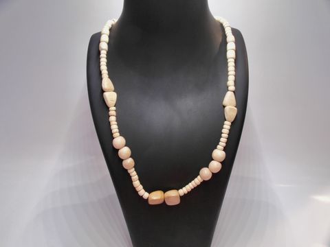 Holzkette aus naturbraunen Holzperlen in verschiedenen Formen, 27 mm dick und 60 cm lang, sorgt für einen natürlichen Look, hergestellt von Juwelier Harnisch.