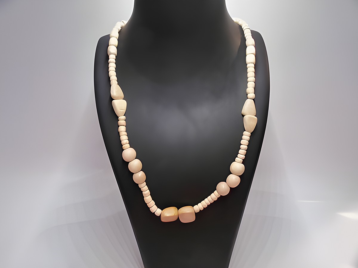 Holzkette aus naturbraunen Holzperlen in verschiedenen Formen, 27 mm dick und 60 cm lang, sorgt für einen natürlichen Look, hergestellt von Juwelier Harnisch.