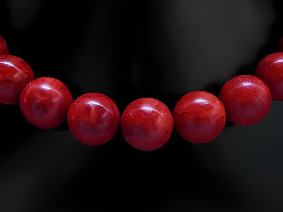 Korallenkette aus Schaumkoralle mit 18 mm großen, glänzenden roten Perlen und einer Länge von 45 cm, Hersteller Juwelier Harnisch, perfekte Ergänzung für jedes Outfit.