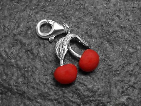 Kirschen-Cherrys Charms Anhänger aus Sterling Silber mit Karabiner von Juwelier Harnisch, dargestellt in lebhaften Rottönen mit detaillierten Blättern.