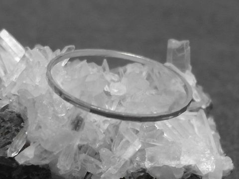 Silber Ring rhodiniert 1mm breit in Größe 53 bzw. 16,8mm-City, Hersteller Juwelier Harnisch, bis Größe 54 bzw. 17,2mm, auf Kristallen platziert.