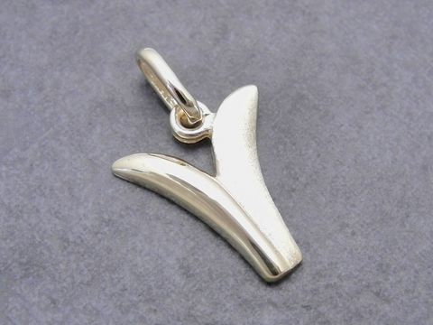 V Buchstaben Anhänger teilmattiert aus Gold 333, hergestellt von Juwelier Harnisch. Der Anhänger zeichnet sich durch eine moderne, geschwungene Form aus.