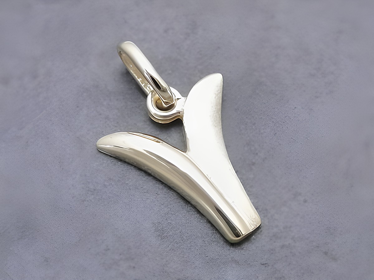 V Buchstaben Anhänger teilmattiert aus Gold 333, hergestellt von Juwelier Harnisch. Der Anhänger zeichnet sich durch eine moderne, geschwungene Form aus.