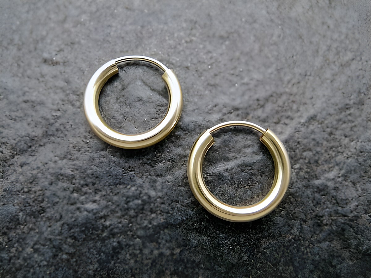 Gold Creolen 1,5 cm aus Gold 333 mit einem Durchmesser von 2,5 mm, Hersteller Juwelier Harnisch, elegante Ohrringe bis 15 mm, ideal für jeden Anlass.