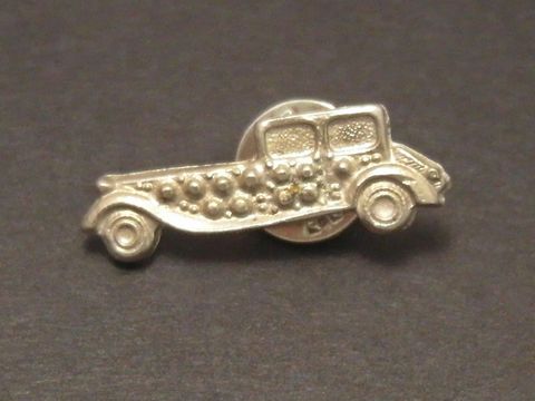 Oldtimer Limousine Pin Anstecker Anstecknadel aus Metall, stilisiert mit feinen Details, gefertigt vom Juwelier Harnisch, ideal für Sammler und Liebhaber klassischer Automobile.