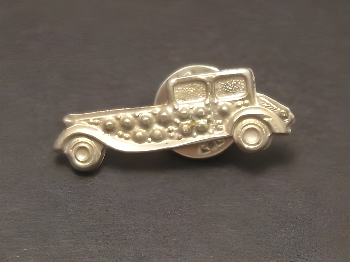 Oldtimer Limousine Pin Anstecker Anstecknadel aus Metall, stilisiert mit feinen Details, gefertigt vom Juwelier Harnisch, ideal für Sammler und Liebhaber klassischer Automobile.