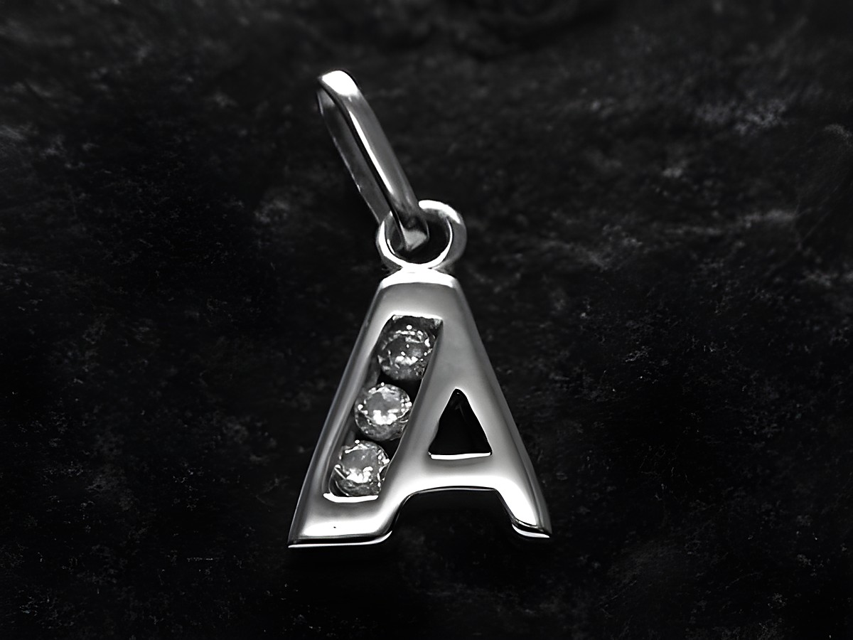 Silberner Anhänger in Form des Buchstabens A mit Zirkonia-Steinen, Hersteller Juwelier Harnisch, ideal als persönliches Geschenk oder Schmuckstück für den Alltag.