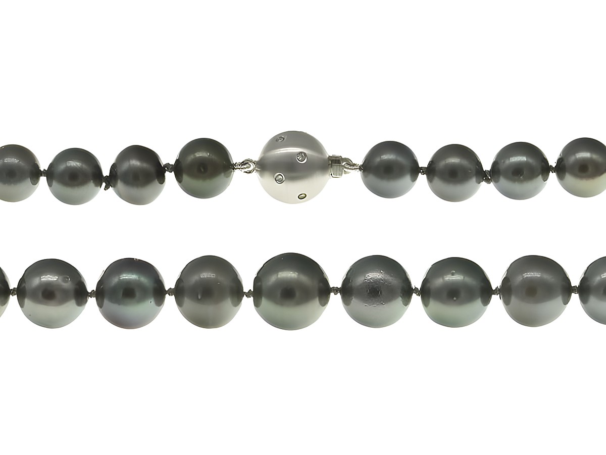 Perlenkette mit Tahiti-Perlen in Grau und Grün, Durchmesser 10,5-13 mm, Länge 45 cm, hochwertige Handwerkskunst vom Juwelier Harnisch, ideal für elegante Anlässe.