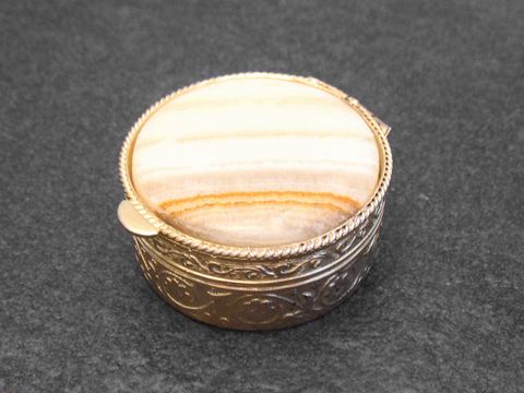 Multifunktionale Dose aus grün-braunem Naturstein mit goldfarbener Verzierung, Hersteller Juwelier Harnisch, ideal zur Aufbewahrung kleiner Gegenstände.