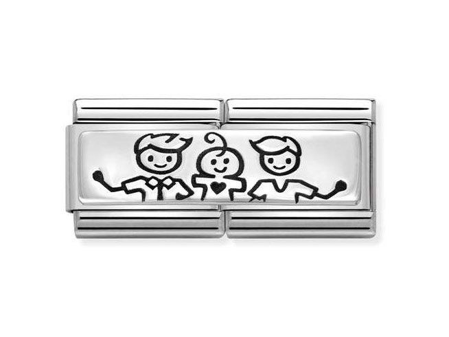 Zwei stilisierte Väter mit einem Baby sind in glänzendem Edelstahl und Sterling Silber abgebildet, die eine herzliche Familie symbolisieren, perfekt für den Schmuck von Nomination.