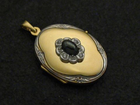 Hämatit grau Medaillon Cabochon Gold 585 bicolor von Juwelier Harnisch, Gold 585, ovales Design mit dekorativem Schmuckstein in der Mitte, elegantes und zeitloses Accessoire.