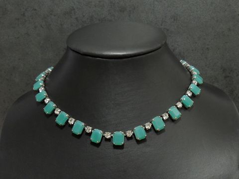 Kultige Strass Kette in Türkis-Weiß, 40-43 cm, silberfarbene Fassung von Juwelier Harnisch, gefertigt mit edlen Steinen und elegantem Design.