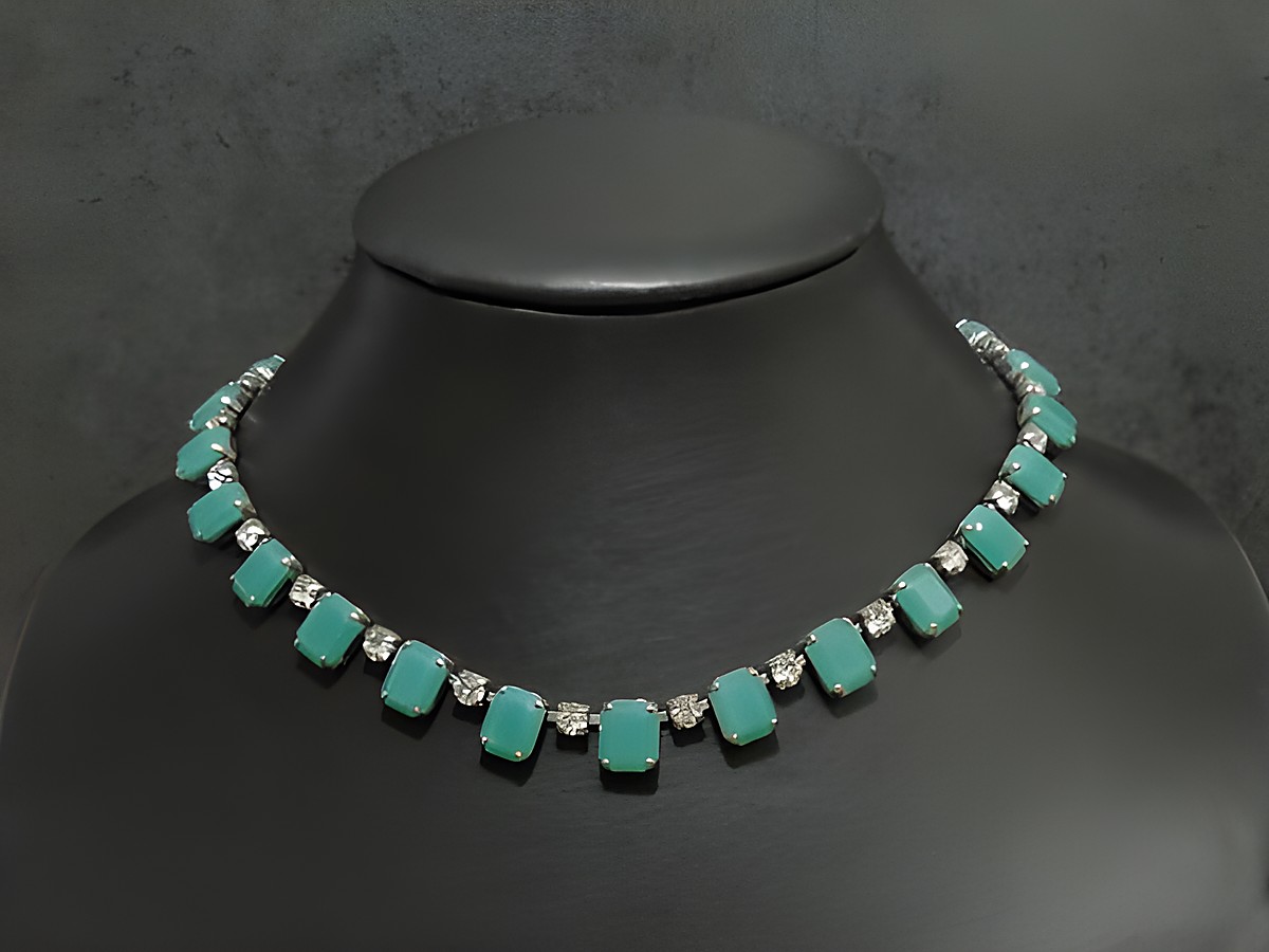 Kultige Strass Kette in Türkis-Weiß, 40-43 cm, silberfarbene Fassung von Juwelier Harnisch, gefertigt mit edlen Steinen und elegantem Design.