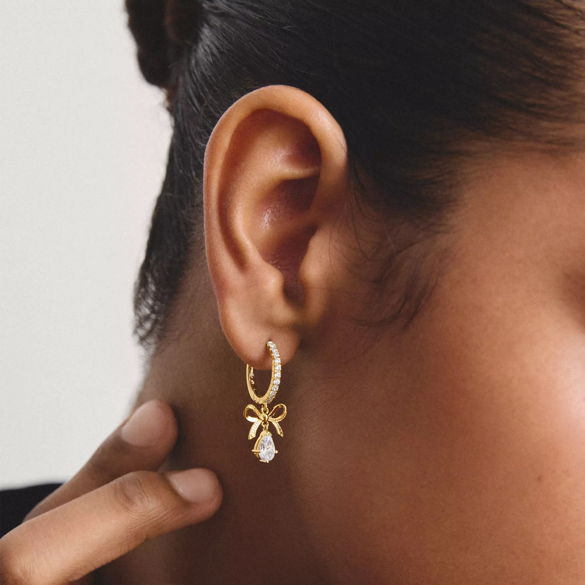 Thomas Sabo Creolen Schleife mit weißem Zirkonia in Tropfenform – vergoldet – Ansicht 3