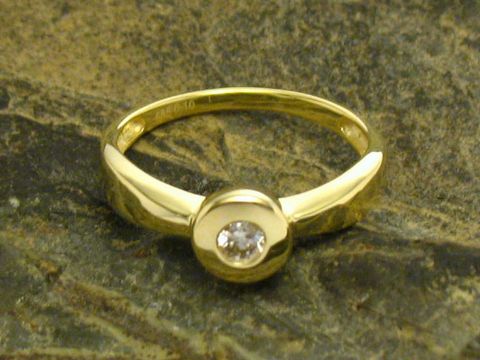 Goldring 585 mit einem zentralen Diamanten, elegantes Design, erhältlich in Größe 52/17, Hersteller Juwelier Harnisch, ideal als Schmuckstück für besondere Anlässe.