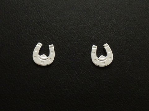 Hufeisen Ohrstecker aus Sterling Silber von Juwelier Harnisch, amulettartige Kinderaccessoires, die als Glücksbringer fungieren. Ideal für kleine Ohren und besondere Anlässe.