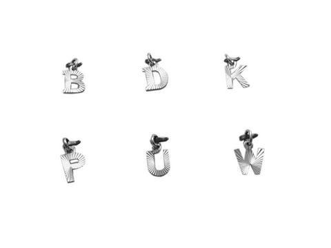 Silber Anhänger Buchstabe C mit Druck und Diamantschliff, gefertigt von Juwelier Harnisch, elegant und stilvoll, ideal als persönliches Schmuckstück oder Geschenk.
