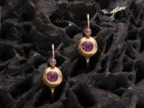 Lila facettierte Gold Ohrhänger mit Stein, Hersteller Juwelier Harnisch, deren elegantes Design einen Hauch von Glamour verleiht und ideal für besondere Anlässe ist.