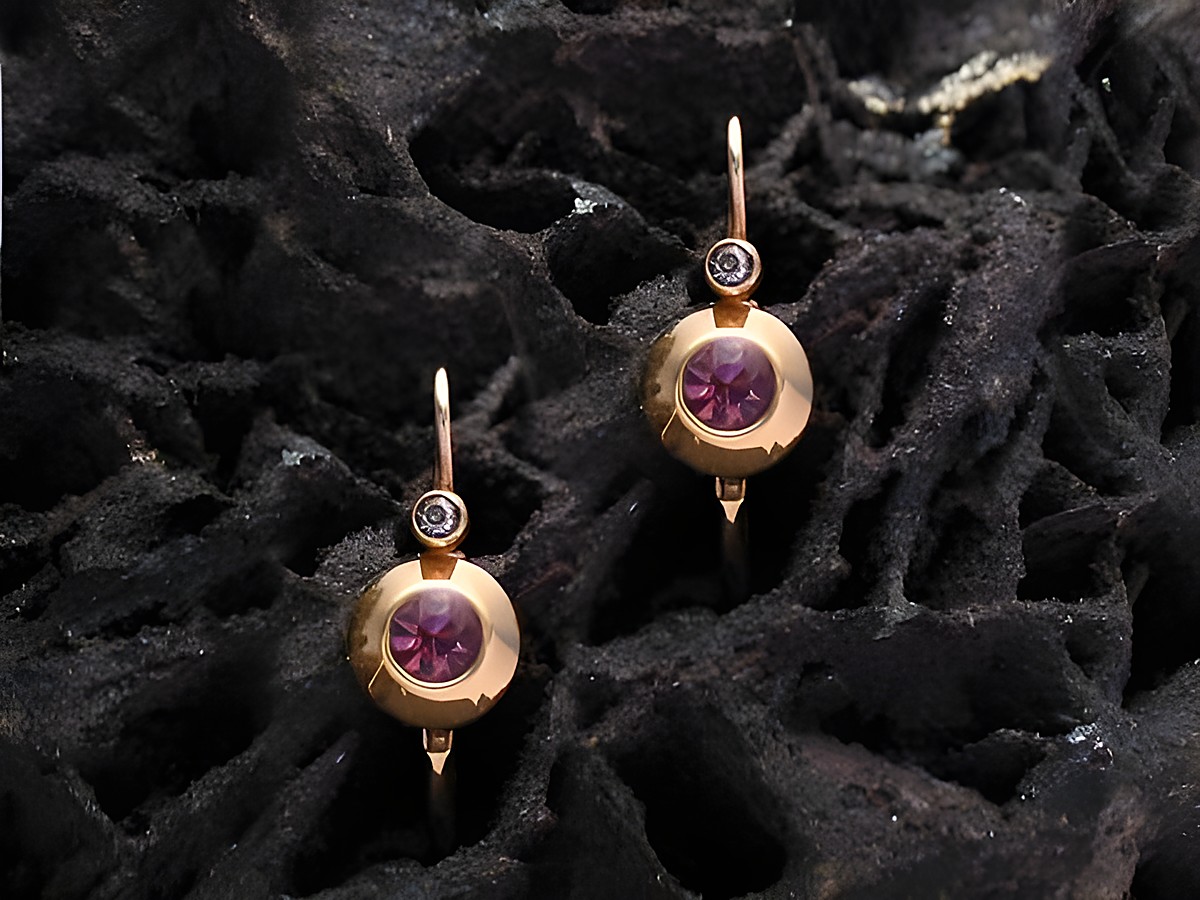 Lila facettierte Gold Ohrhänger mit Stein, Hersteller Juwelier Harnisch, deren elegantes Design einen Hauch von Glamour verleiht und ideal für besondere Anlässe ist.