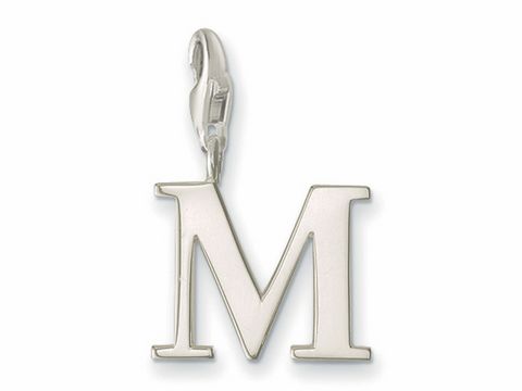 Ein silberner Buchstaben Charm Anhänger mit dem Buchstaben M von Thomas Sabo, Artikelnummer 0187-001-12, präsentiert sich in modernem Design und glänzender Oberfläche.