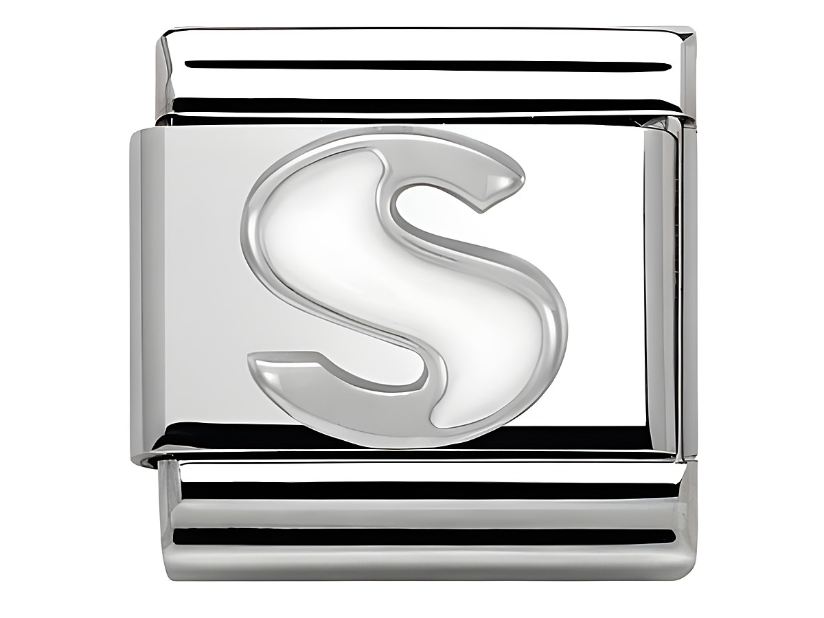 Ein silberner Buchstabe S aus Emaille von Nomination in der Classic SilverShine Serie, präsentiert auf einem eleganten Hintergrund mit feinen Linien.