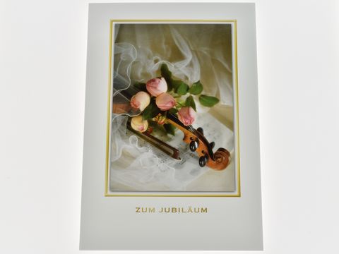 Glückwunschkarte zum Jubiläum mit einem Rosenstrauß, einer Geige, einem Geigenbogen und einem Notenblatt, Hersteller Juwelier Harnisch.