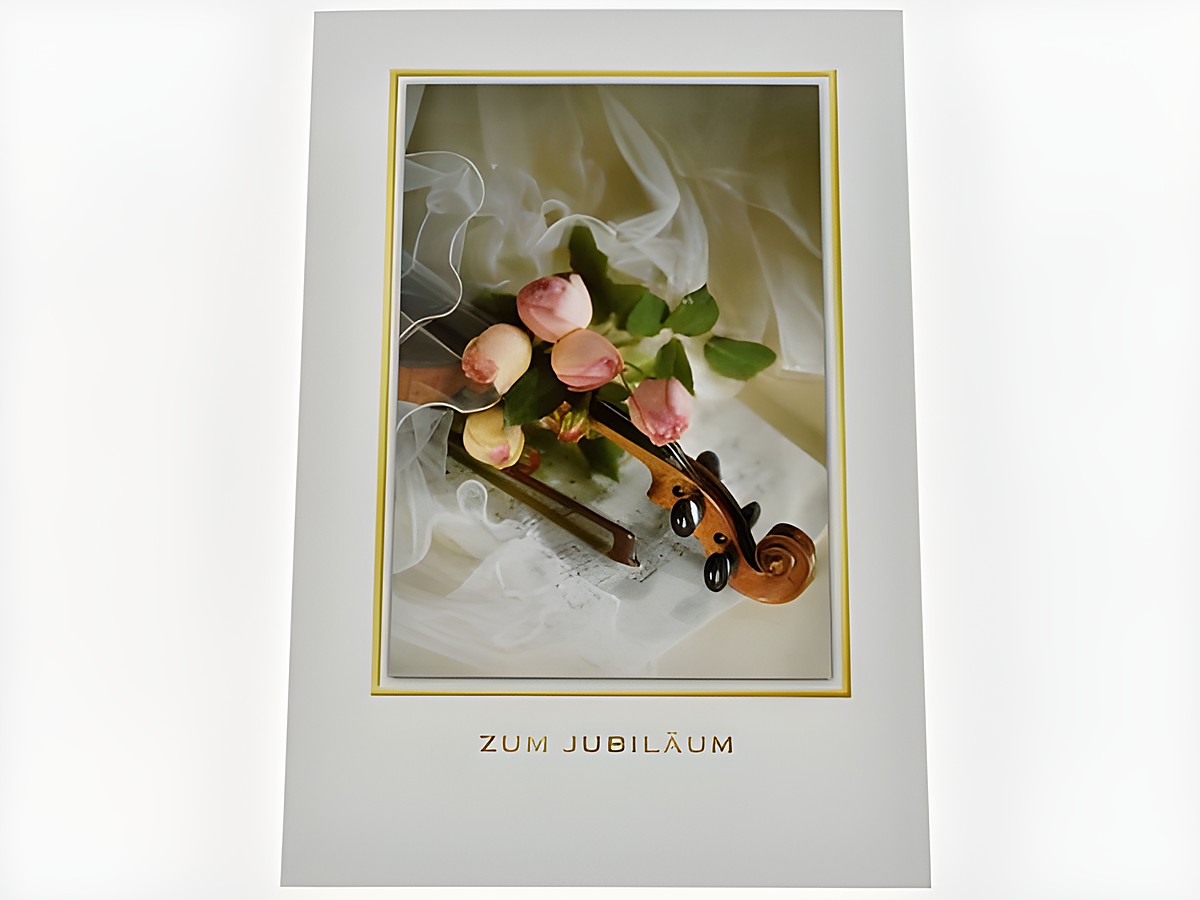 Glückwunschkarte zum Jubiläum mit einem Rosenstrauß, einer Geige, einem Geigenbogen und einem Notenblatt, Hersteller Juwelier Harnisch.