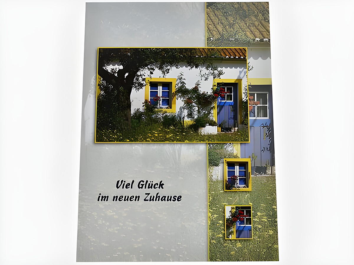 Eine Grußkarte zeigt ein Haus mit blauer Tür und Fensterladen, umgeben von Rosen und einem Baum. Die Karte wünscht viel Glück im neuen Zuhause und stammt vom Juwelier Harnisch.