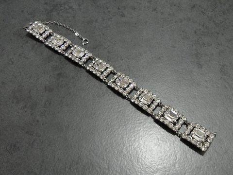 Grazil silberfarbenes Strass Armband, 19 cm, von Juwelier Harnisch, verziert mit funkelnden Strasssteinen, ideal für elegante Anlässe.