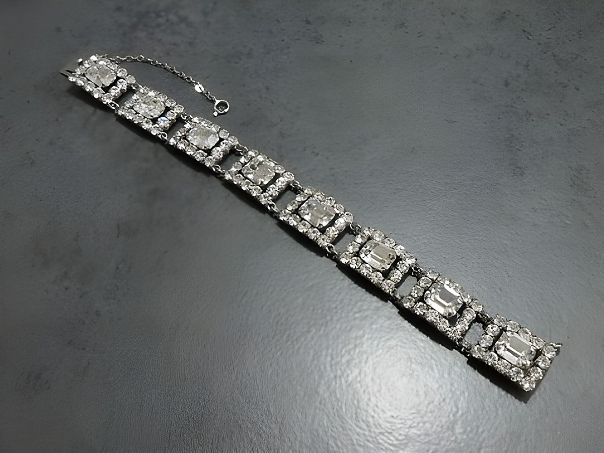 Grazil silberfarbenes Strass Armband, 19 cm, von Juwelier Harnisch, verziert mit funkelnden Strasssteinen, ideal für elegante Anlässe.