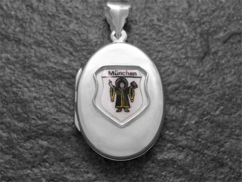 Silbernes Medaillon mit dem Stadtwappen von München, featuring den Münchner Stadtpatron als Abbildung, hergestellt von Juwelier Harnisch in Bayern.