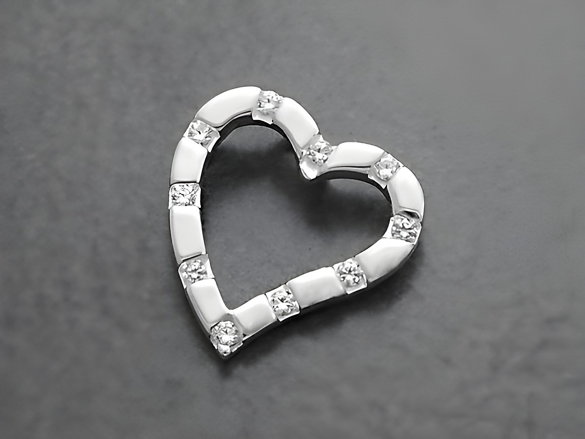 Durchlaufherz aus Sterlingsilber mit Zirkonia, rhodiniert, schimmernd und elegant, ideal für Schmuckliebhaber, Hersteller Juwelier Harnisch, durchlaufend gehalten.