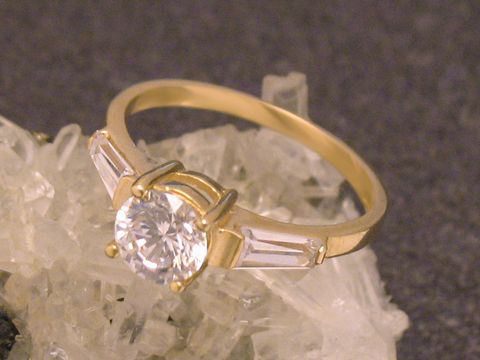 Zauberhafter Goldring aus Gold 585 mit Zirkonia, Größe 56, Hersteller Juwelier Harnisch, elegant gestaltet mit einem großen Stein und seitlichen Baguette-Zirkonias.